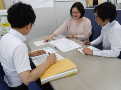 写真：営繕課での打合せの様子