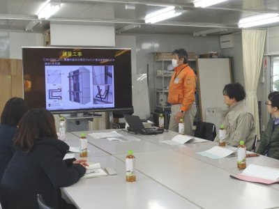 写真：工事現場での打合せの様子