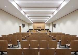 写真：徳島地方・家庭・簡易裁判所法廷